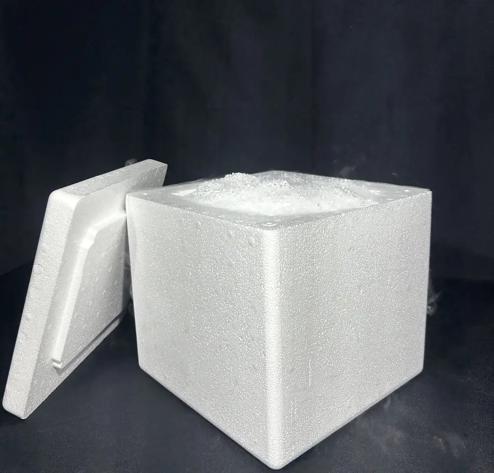 Caja de hielo seco en pellets de 3 mm abierta, con vapor