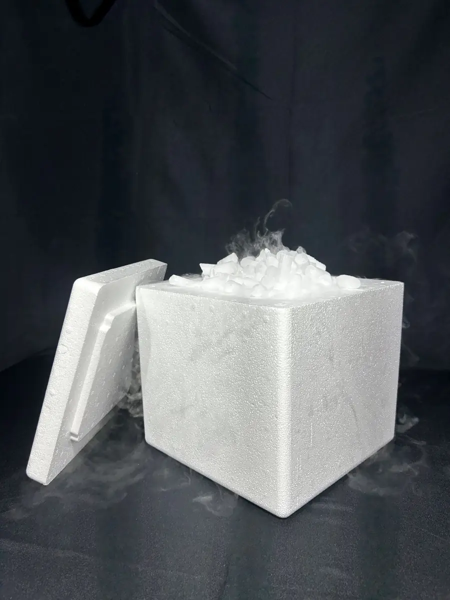 Nuggets de hielo seco en su caja, vistos desde arriba, con vapor